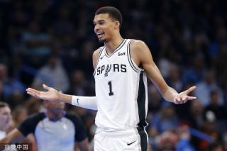 显得尤为紧 显得尤为紧