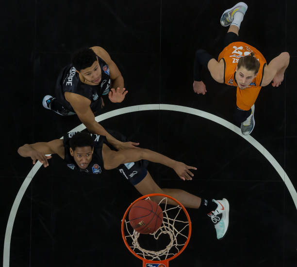 被球迷们亲 被球迷们亲